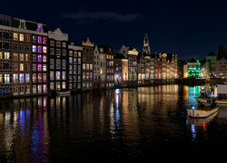 Budynki nad kanałem wodnym w Amsterdamie