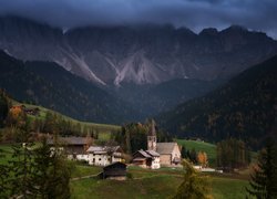 Góry, Dolomity, Las, Drzewa, Domy, Kościół, Chmury, Wieś, Santa Maddalena, Dolina Val di Funes, Włochy