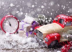 Budzik i samochód zabawka w świątecznej dekoracji