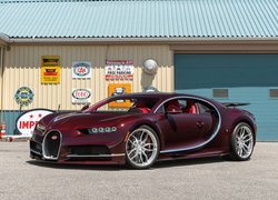 Bugatti Chiron przed garażem