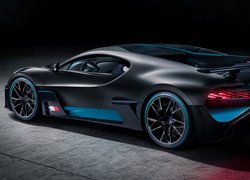 Bugatti Divo bokiem