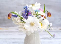 Bukiecik kwiatów w wazonie