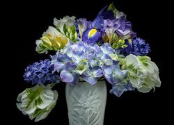 Bukiet biało-niebieskich kwiatów w wazonie