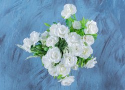 Bukiet białych róż na niebieskim tle