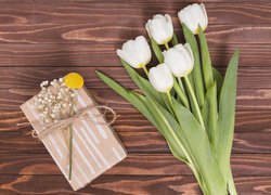 Bukiet białych tulipanów z prezentem