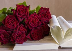 Bukiet czerwonych róż na otwartej książce