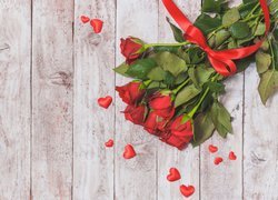 Bukiet czerwonych róż w kompozycji z serduszkami na deskach
