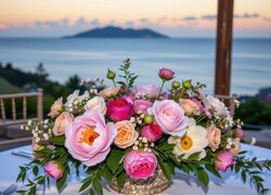 Bukiet kolorowych kwiatów na stole z widokiem na morze