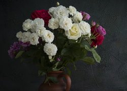 Bukiet kolorowych róż w dzbanku