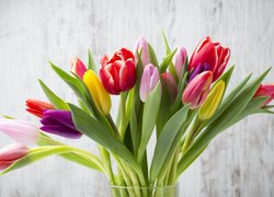 Bukiet kolorowych tulipanów w szklanym wazonie