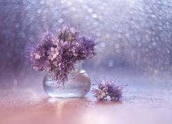 Bukiet kwiatów facelii błękitnej w szklanym wazoniku