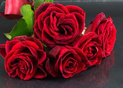 Bukiet pięciu czerwonych róż