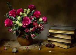 Bukiet róż i książki na stole