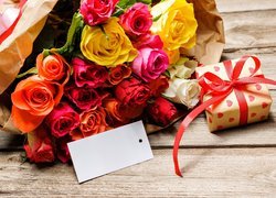 Bukiet róż i prezent na deskach