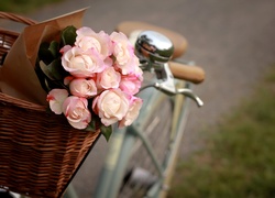 Bukiet róż w koszyku na rowerze