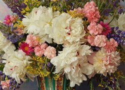 Bukiet różnorodnych kwiatów w wazonie