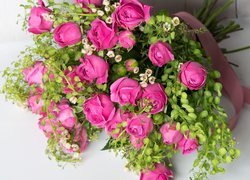 Bukiet różowych róż przewiązany wstążką