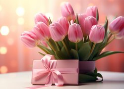 Bukiet różowych tulipanów obok prezentu