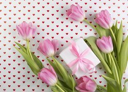 Bukiet różowych tulipanów z prezentem