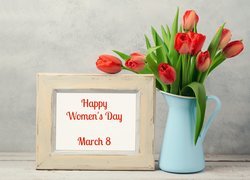 Bukiet tulipanów obok ramki z życzeniami na Dzień Kobiet