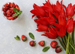 Bukiet tulipanów obok truskawek