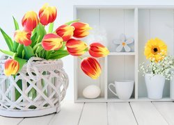 Bukiet tulipanów w koszyczku obok półki