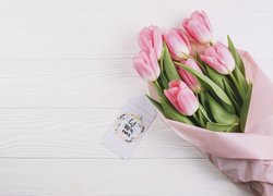 Bukiet tulipanów w papierze z zawieszką na Dzień Matki