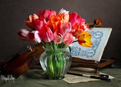Bukiet tulipanów w wazonie obok skrzypiec i nut