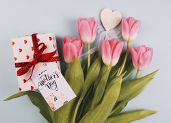 Bukiet tulipanów z prezentem dla mamy