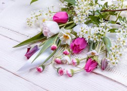 Wiosna, Kwiaty, Bukiet, Tulipany, Narcyz, Stokrotki, Gałązka, Serweta, Deski