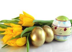 Bukiet żółtych tulipanów i pisanki