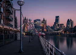 Bulwary nad londyńską Tamizą i most Tower Bridge