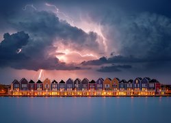 Burza nad domami w Houten i jeziorem Rietplas w Holandii