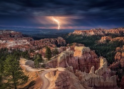 Burza z piorunami nad kanionem w Parku Narodowym Bryce Canyon