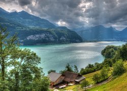 Szwajcaria, Góry Alpy, Pasmo górskie Churfirsten, Jezioro Walensee, Domy, Drzewa, Chmury