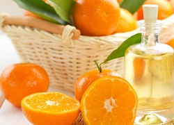 Butelka olejku pomarańczowego i owoce pomarańczy
