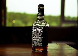 Butelka whisky Jack Daniels postawiona na stole
