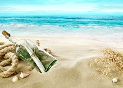 Butelka z listem obok liny i muszelek na nadmorskiej plaży