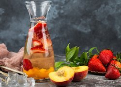 Butelka z napojem i owocami