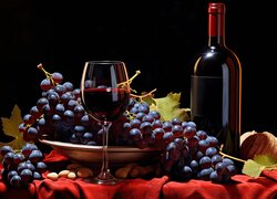 Butelka z winem obok kieliszka i winogron na stole w 2D