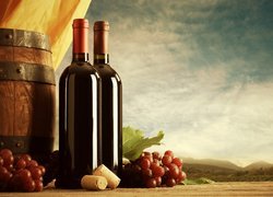 Butelki z winem obok beczki i kiści winogron