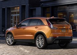 Cadillac XT4 przed sklepem