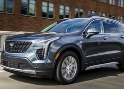 Cadillac XT4 przód i bok