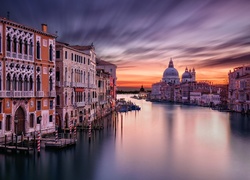 Canal Grande w Wenecji z widokiem na bazylikę św. Marka o zachodzie słońca