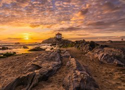 Portugalia, Miramar, Kapliczka, Kościół, Capela do Senhor da Pedra, Morze, Skały, Plaża, Wschód słońca, Chmury