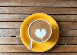 Cappuccino z sercem na piance