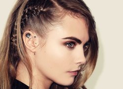 Cara Delevingne z profilu