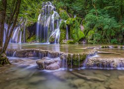 Wodospad, Kaskada, Cascade des tufs, Rzeka, Skały, Las, Miejscowość Baume Les Messieurs, Departament Jura, Francja