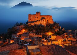 Castelvecchio di Rocca Barbena w Ligurii na tle mgły nad górami