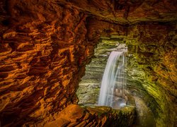 Cavern Cascade w Watkins Glen State Park w stanie Nowy Jork